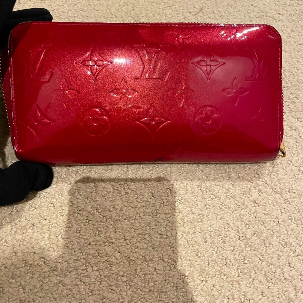 L.V Zippy wallet. No longer available in stores - discontinued. 100% authentic